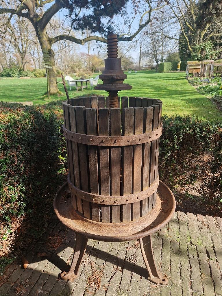 antieke wijnpers, Ophalen