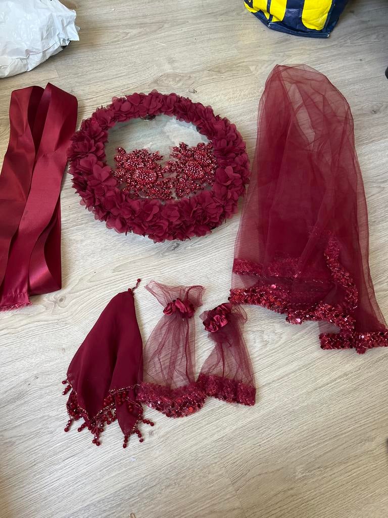 Bordeauxrode bruidsaccessoires set: sluier, handschoenen, ho, Maat 38/40 (M), Overige typen, Ophalen of Verzenden, Gedragen