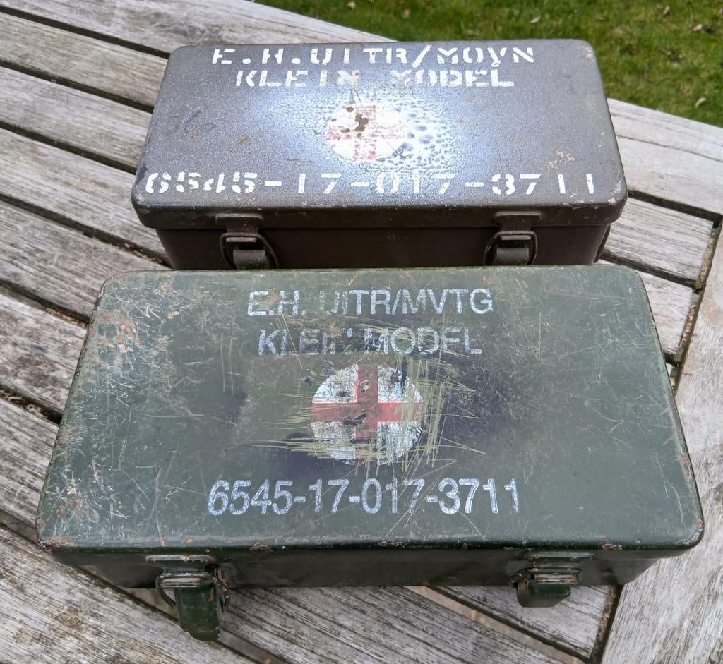 2 oude militaire ehbo bakjes Nekaf Willy Jeep mancave, Ophalen of Verzenden, Landmacht, Nederland