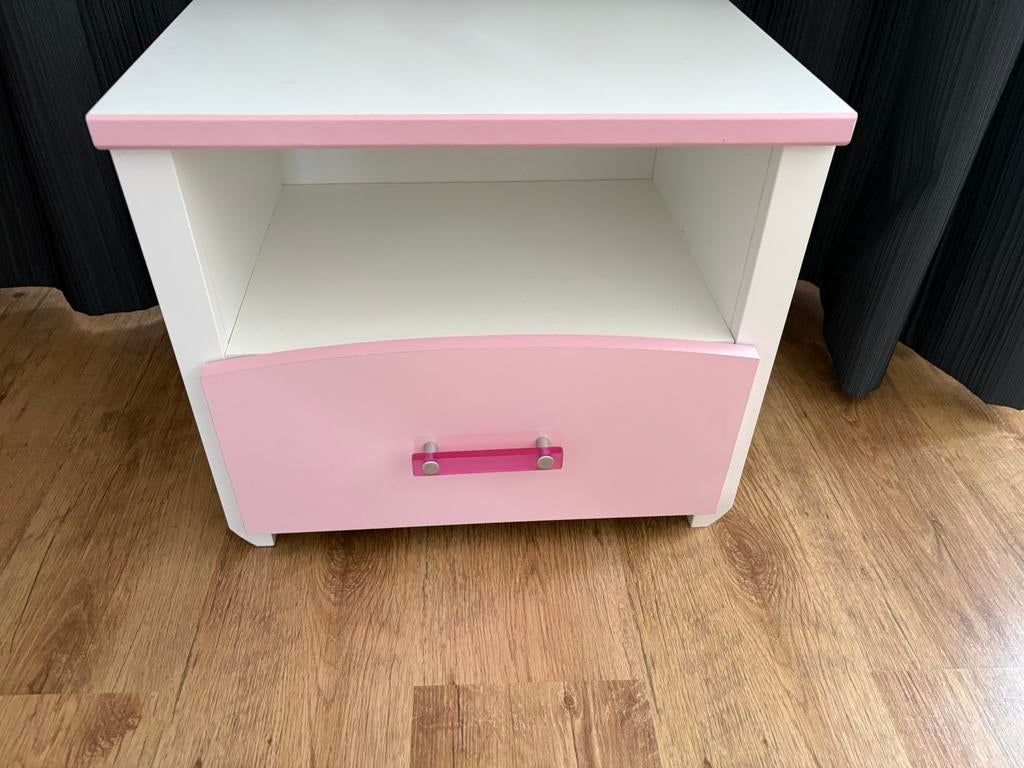 Nachtkastje Kiki roze met wit, Huis en Inrichting, Slaapkamer | Nachtkastjes, Ophalen, Zo goed als nieuw, Minder dan 45 cm