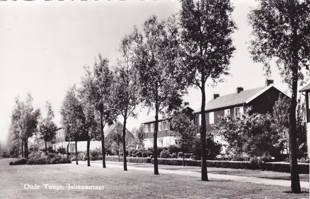 Oude Tonge.  Julianastraat. **, Ophalen of Verzenden, 1960 tot 1980, Ongelopen, Zuid-Holland