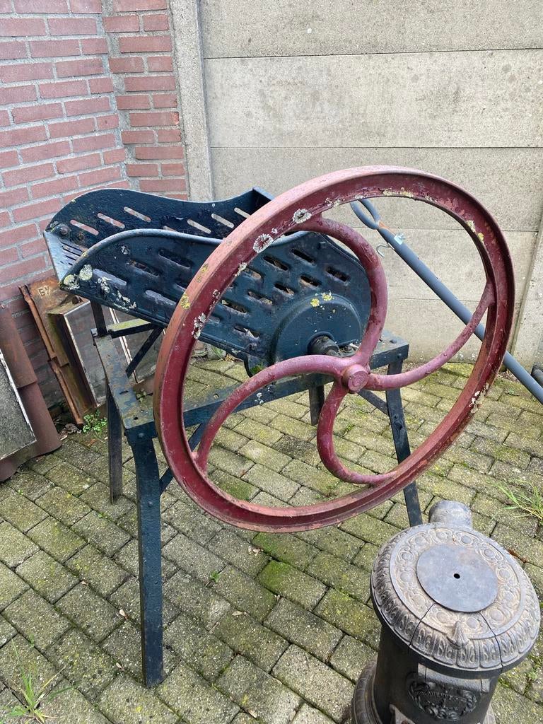 Oude bietenmolen - decoratief of voor onderdelen, Tuin en Terras, Tuinbeelden, Ophalen, Overige typen