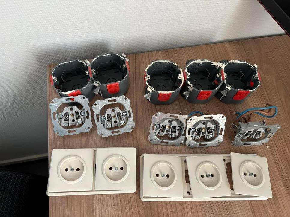 Gira stopcontact inbouw, Ophalen, Zo goed als nieuw, Stopcontact