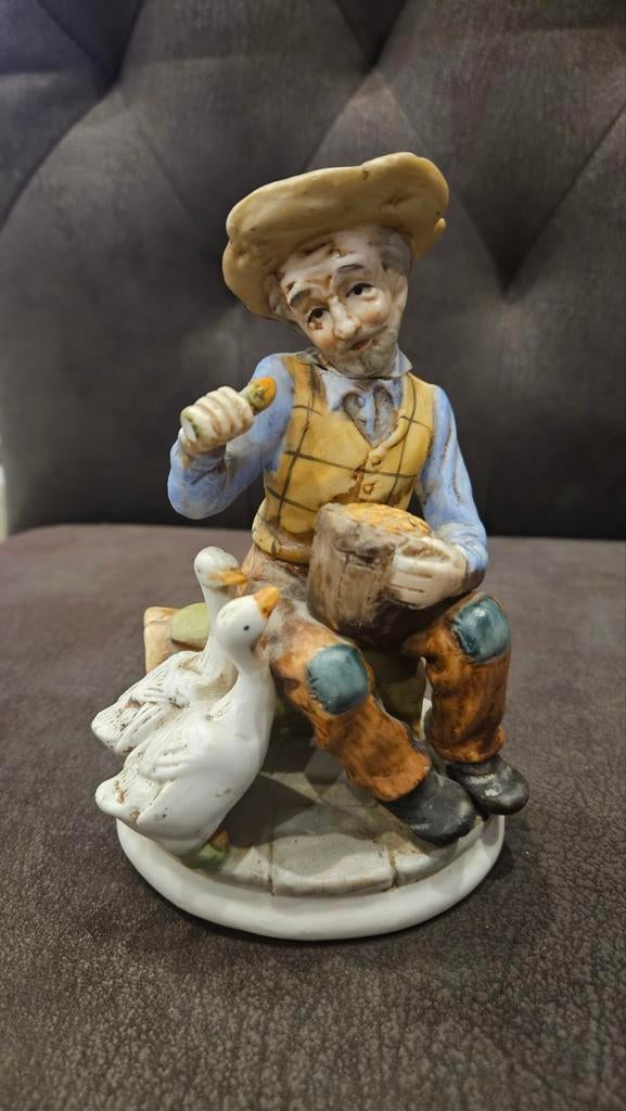 Antiek Porseleinen Beeldje: Man met Ganzen - 14x10cm, Ophalen of Verzenden