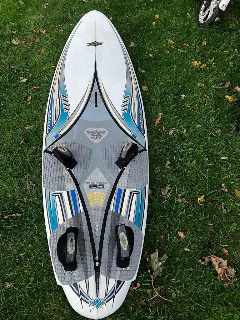 Naish FreeWide 130 liter compleet met 6.5 zeil, mast, giek, Watersport en Boten, Windsurfen, Ophalen, 250 tot 300 cm, Met vin(nen)