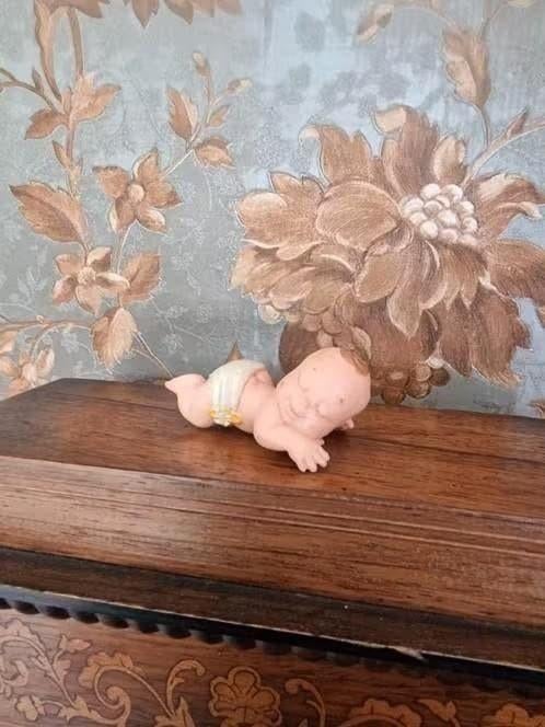poppenhuis miniaturen baby popje 5 cm, Ophalen of Verzenden, Zo goed als nieuw, Poppenhuis