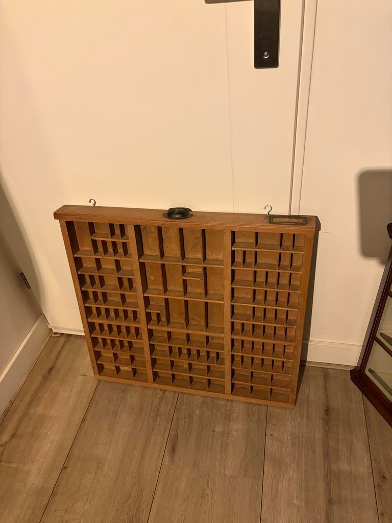 Oude letterbak uit drukkerij, Ophalen