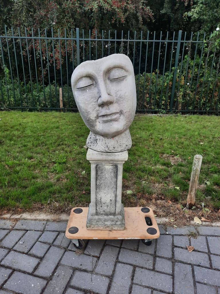 Leuke sculptuur van een hoofd op sokkel, Tuin en Terras, Tuinbeelden, Ophalen