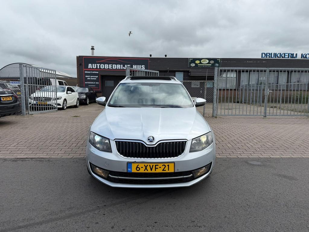 Skoda Octavia Combi 1.6 TDI DSG-AUTOMAAT NAVI/PANO/CLIMA, Euro 5, Gebruikt, 4 cilinders, Origineel Nederlands