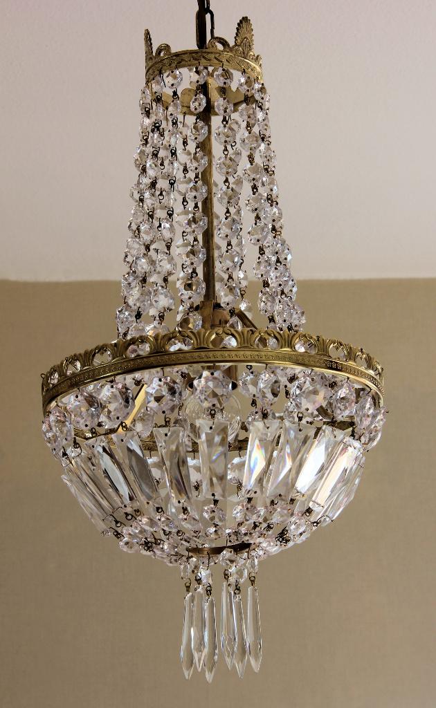 Gerestaureerde zakkroonluchter, Ophalen