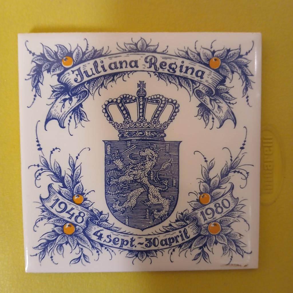 Tegel Juliana Regina 1948-1980 - H&R Johnson Ltd, Antiek en Kunst, Antiek | Wandborden en Tegels, Ophalen of Verzenden
