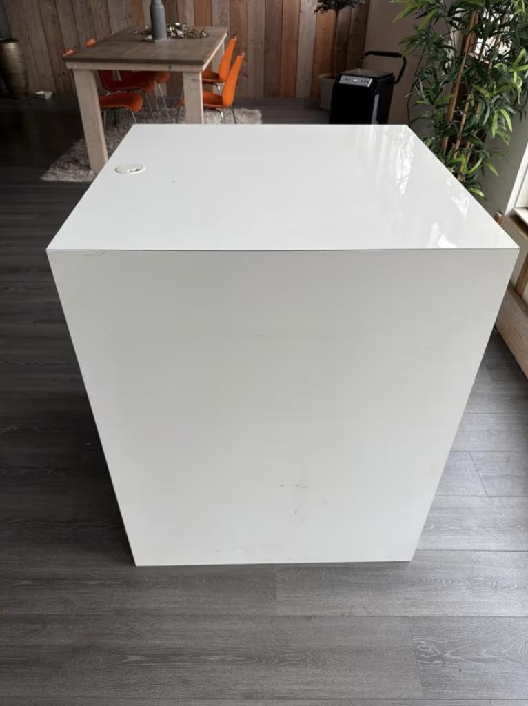 Witte kubus sokkel/displaytafel, Ophalen, Gebruikt