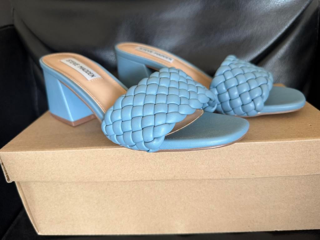 Steven Madden slippers lichtblauw gevlochten maat 37, Ophalen of Verzenden, Gedragen, Blauw, Slippers