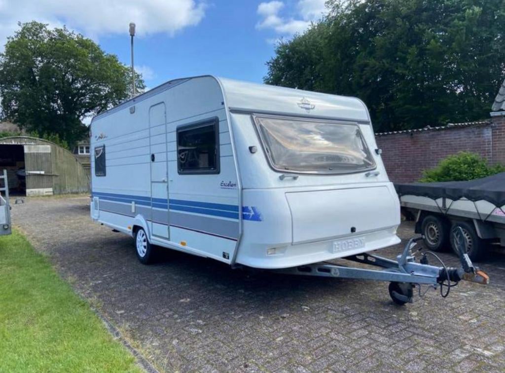 Hobby 495 Excellent, Caravans en Kamperen, Caravans, Particulier, tot en met 4, 1000 - 1250 kg, Rondzit, Hobby, Frans bed, Lengtebed