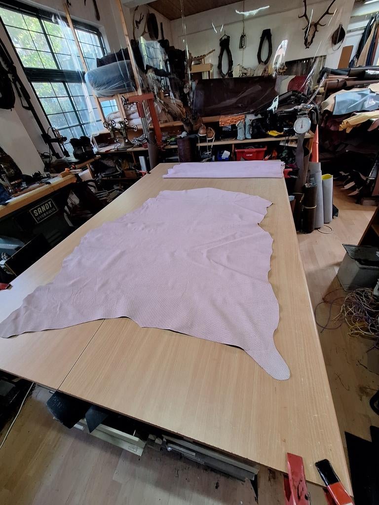 Pigskin Rosé voeringleer, zeer fijn geperforeerd., Leer of Kunstleer, Nieuw, Ophalen of Verzenden, 30 tot 120 cm