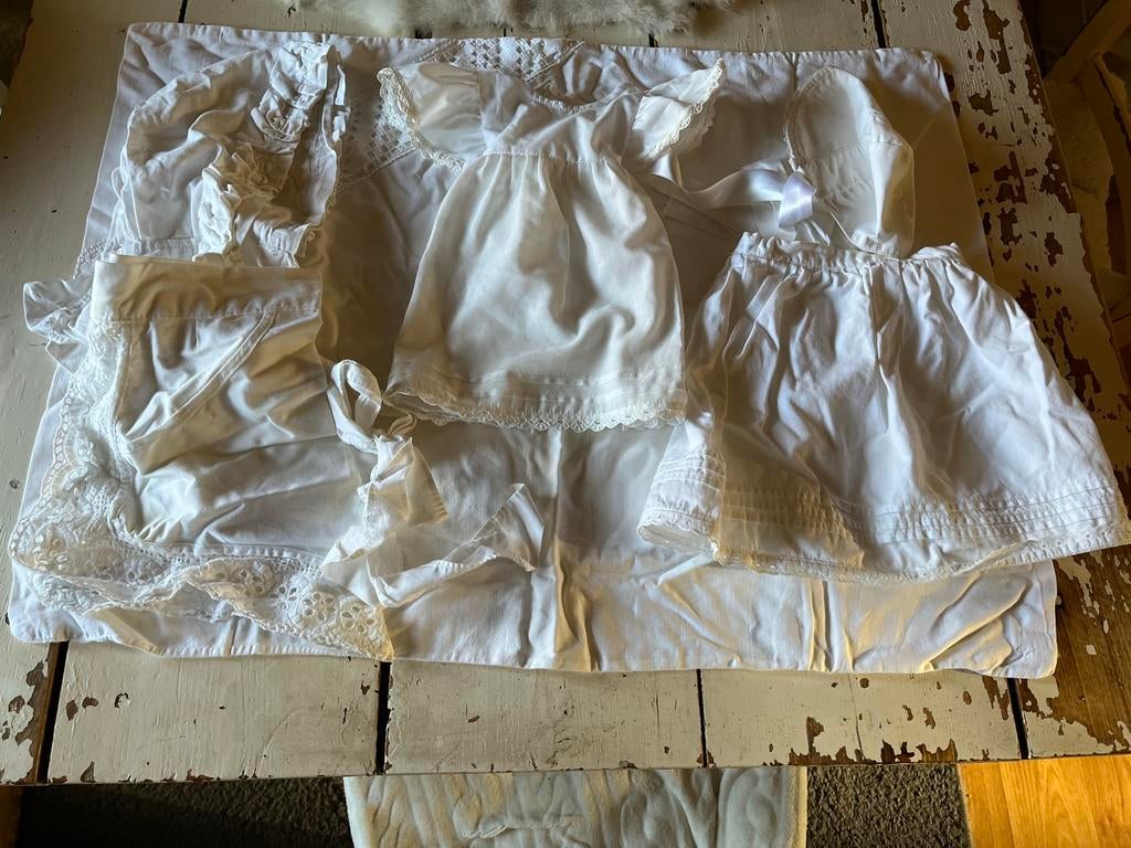 Te koop oude popen kleding shortje en mutsje, Ophalen of Verzenden