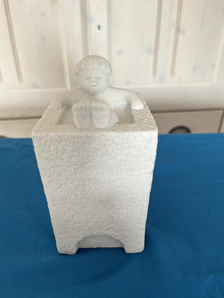 Beeldje Marble Stone Art Kindje in bad, Verzamelen, Beelden en Beeldjes, Ophalen of Verzenden, Zo goed als nieuw, Mens