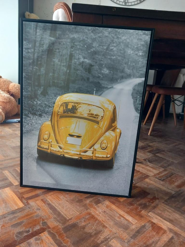 Ingelijste foto gele Kever op bosweg, Gebruikt, 50 tot 75 cm, Ophalen of Verzenden, Foto of Poster