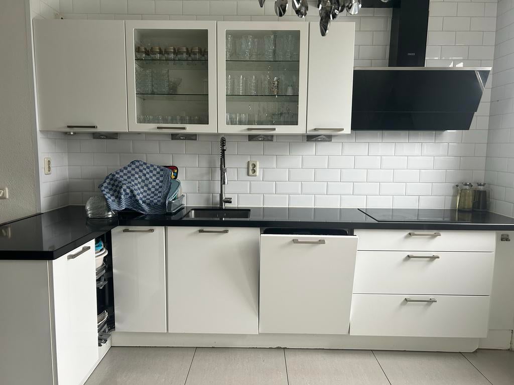 Witte keuken met marmeren blad en apparatuur, Ophalen, Gebruikt, Wit, Hoekkeuken