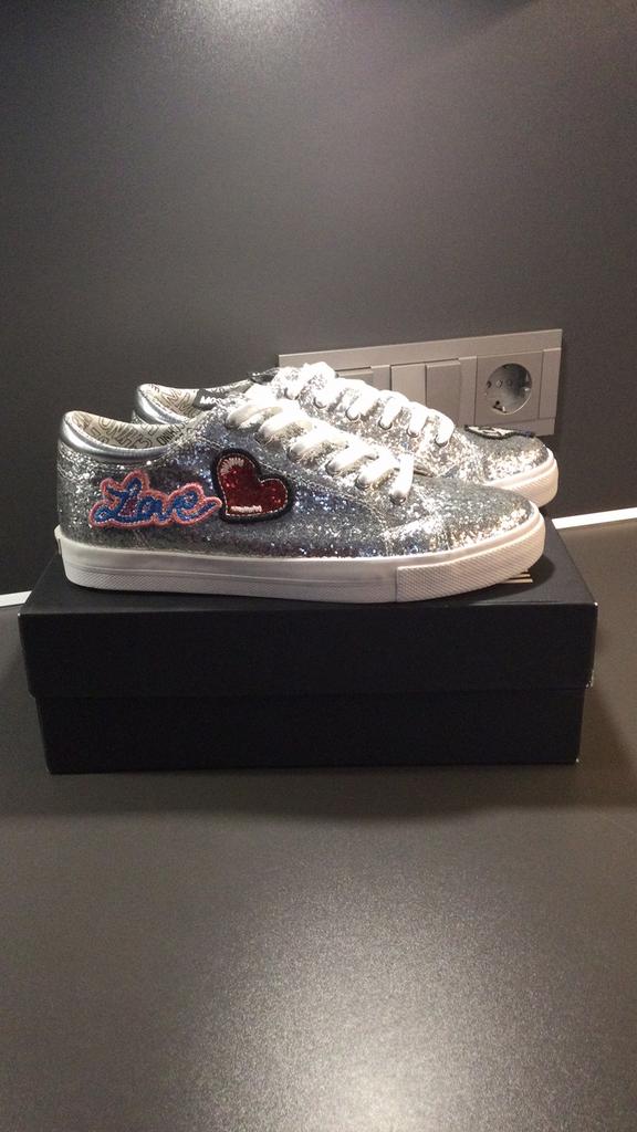 Love Moschino zilver glitter sneakers maat 39 nieuw in doos, Ophalen of Verzenden, Zo goed als nieuw, Overige kleuren, Sneakers of Gympen