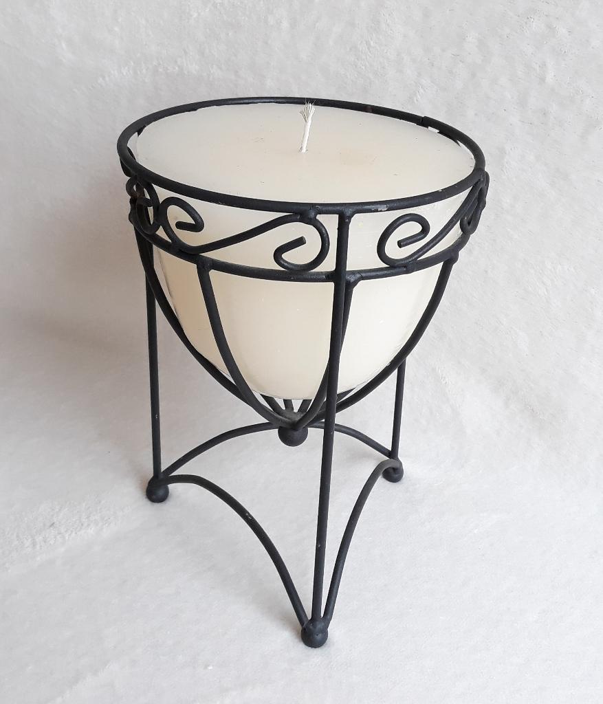 Mooie kaars in standaard van metaal 15x20 cm, Ophalen of Verzenden, Zwart, Metaal, Minder dan 25 cm