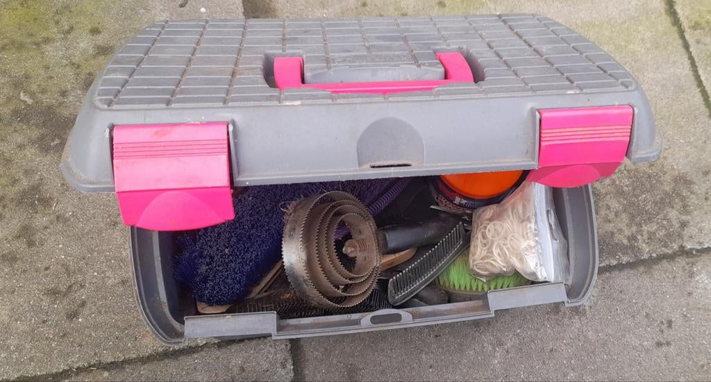 Gebruikte paardenspullen borstels kam poetskoffer, Ophalen of Verzenden, Gebruikt