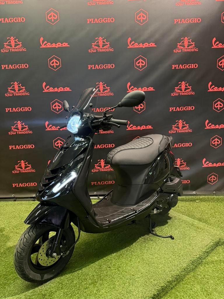 Piaggio Zip 2022 Brom! Black on Black / RS Zadel / Garantie!, Zip, Ophalen of Verzenden, Benzine