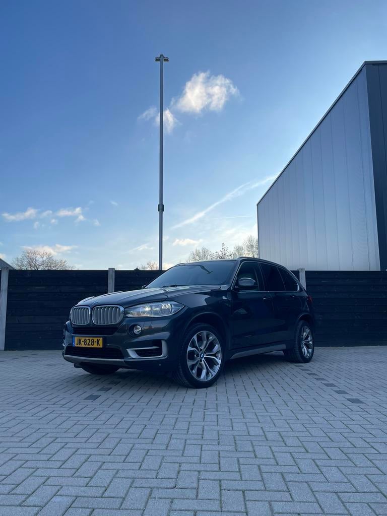 BMW X5 Xdrive40e Iperformance Aut 2015 Grijs, Auto's, 113 pk, Vierwielaandrijving, Dealer onderhouden, 147 €/maand
