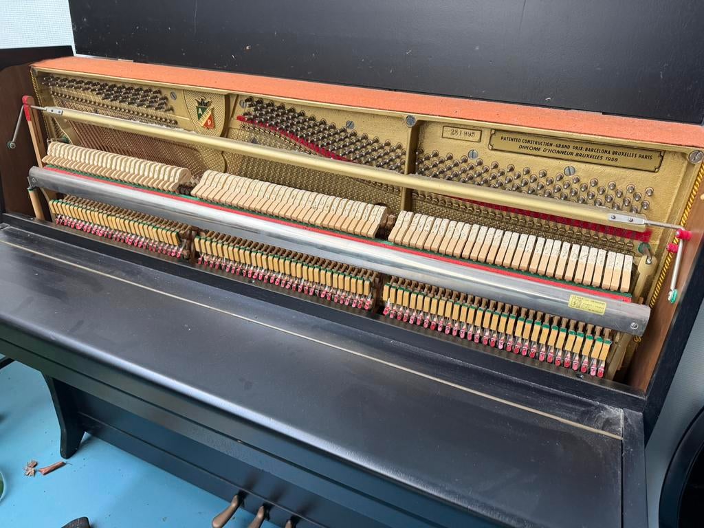 Bijna gratis Petrof piano  vervoer mogelijk, Muziek en Instrumenten, Piano's, Ophalen of Verzenden, Zo goed als nieuw