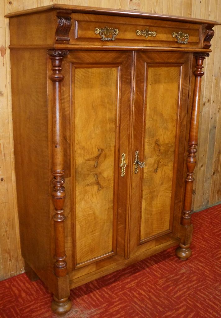 Antiek noten meidenkast Tweedeurskast Hal servies klerenkast, Huis en Inrichting, Kasten | Kledingkasten, Gebruikt, 100 tot 150 cm