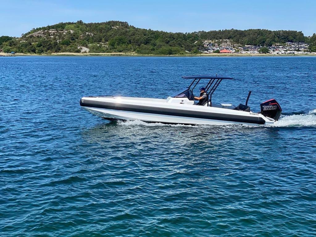 IRON 827, Watersport en Boten, Speedboten, Gebruikt, 6 meter of meer, Overige brandstoffen, Polyester