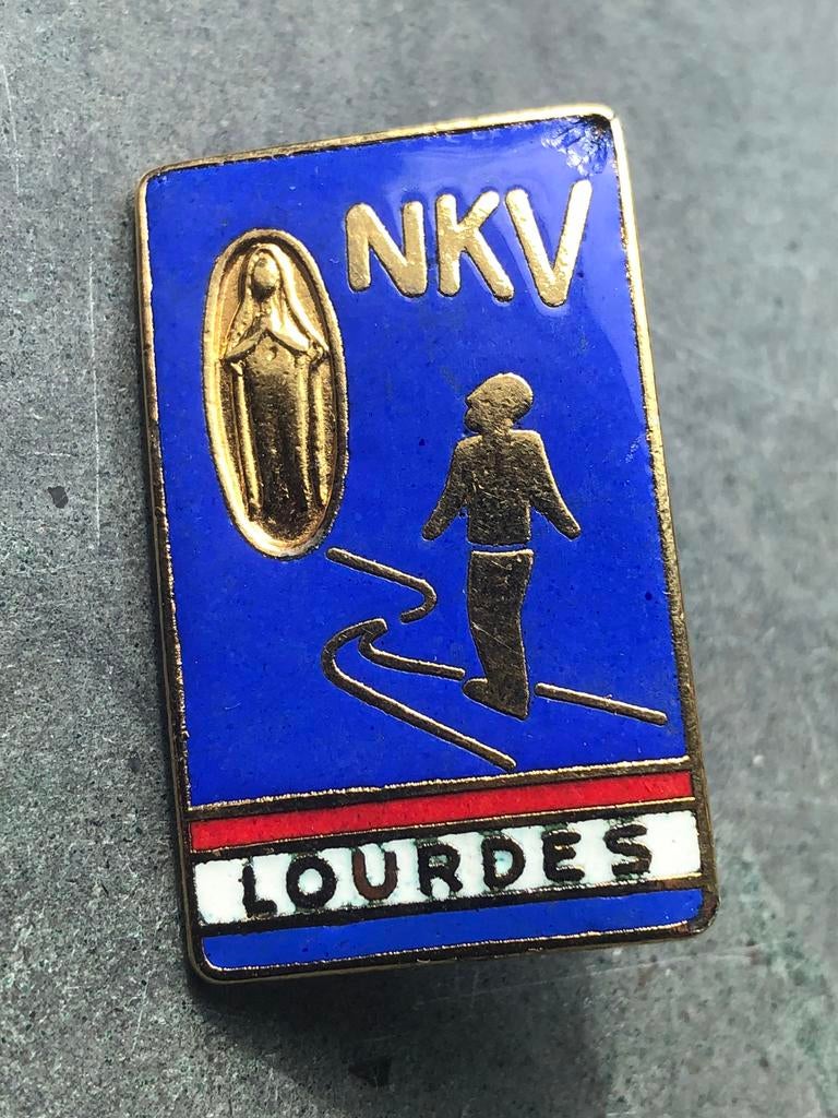 Vintage broche met daarop de tekst NKV LOURDES, Verzamelen, Speldjes, Pins en Buttons, Gebruikt, Button, Overige onderwerpen, Ophalen of Verzenden