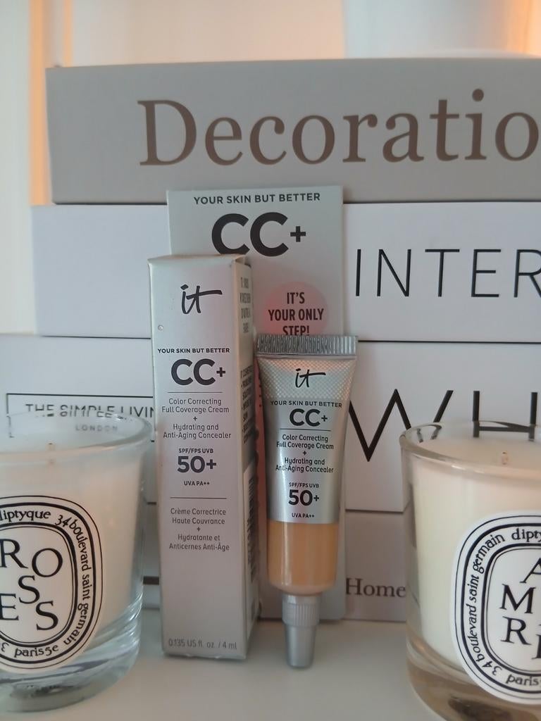 4 ML IT Cosmetics Your Skin But Better CC+ nu maar €3,99, Ophalen of Verzenden, Nieuw, Zwart, Gehele gezicht