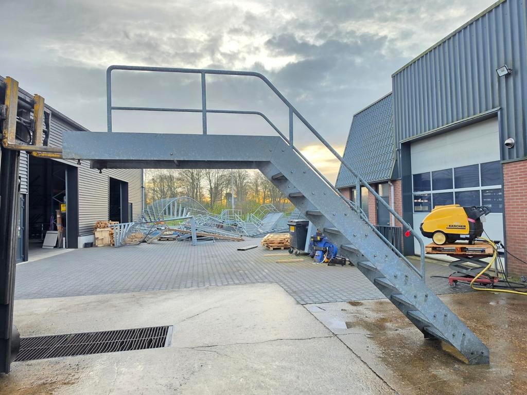 Stalen trap met bordes gegalv. Hoog 2,45 mtr. Nor036, Doe-het-zelf en Verbouw, Ladders en Trappen, Ophalen, 2 tot 4 meter