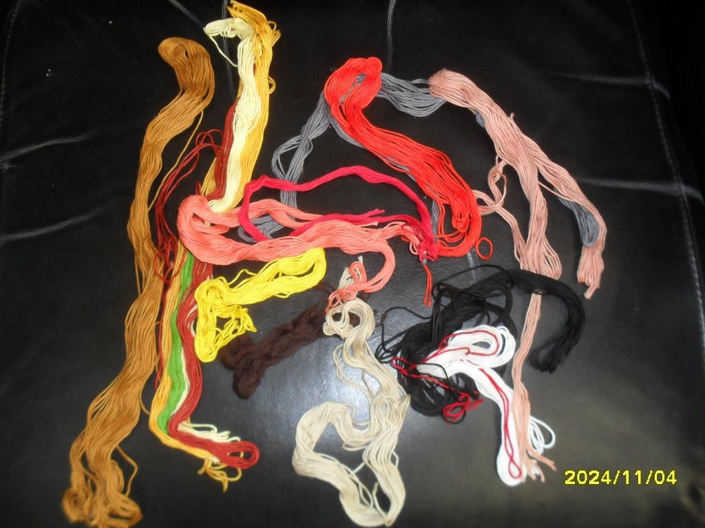 Borduurwol/Dik borduurgaren in diverse kleuren. En DMC garen, Ophalen of Verzenden, Nieuw, Handborduren, Borduurgaren of Zijde