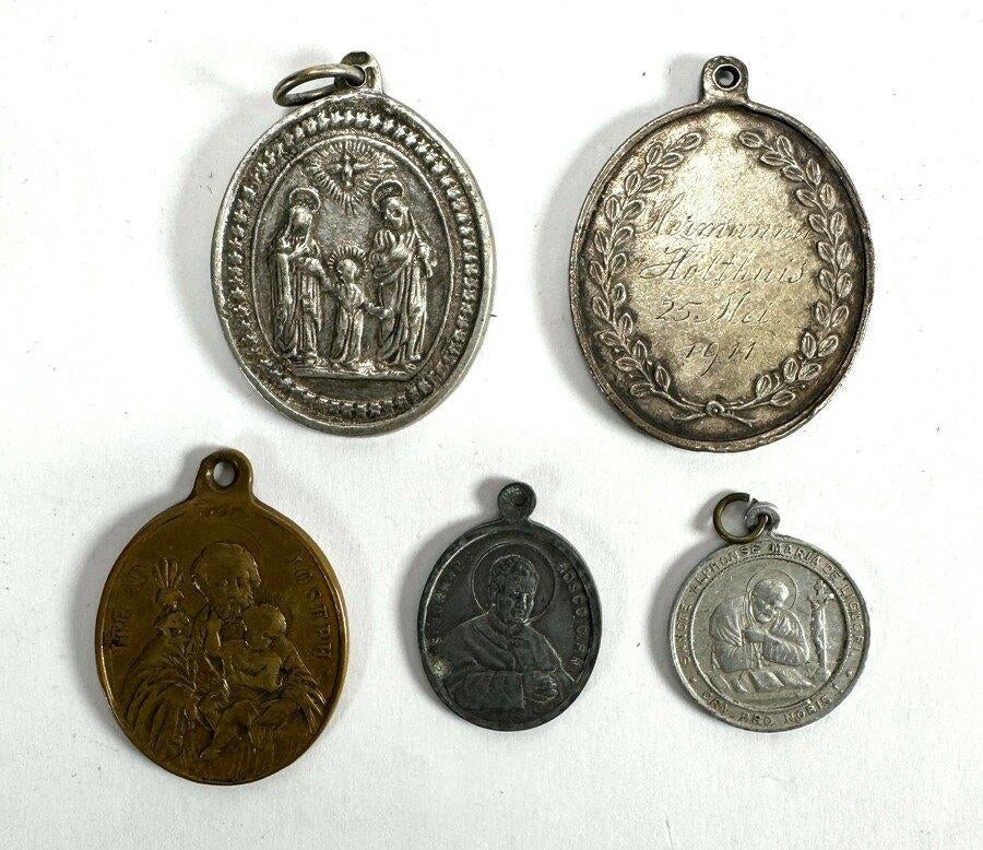 1100. Kistje met lepels, medailles en suikertang, Ophalen of Verzenden