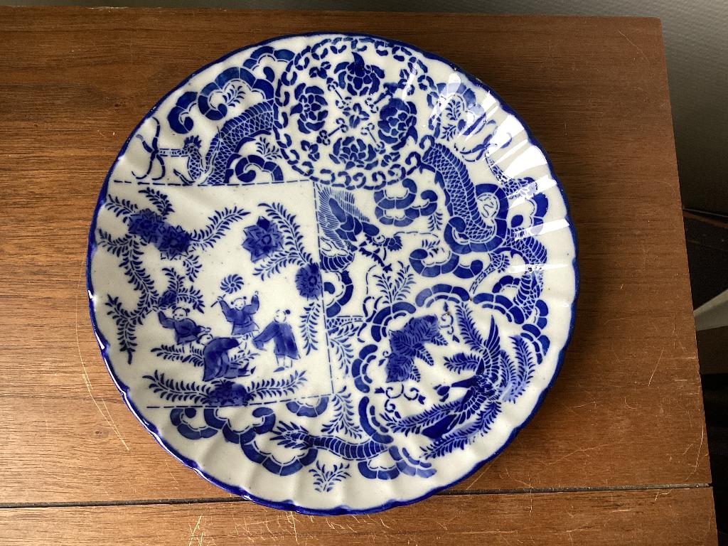 Antiek wandbord sierbord met zotjes en een draak, Antiek en Kunst, Ophalen of Verzenden