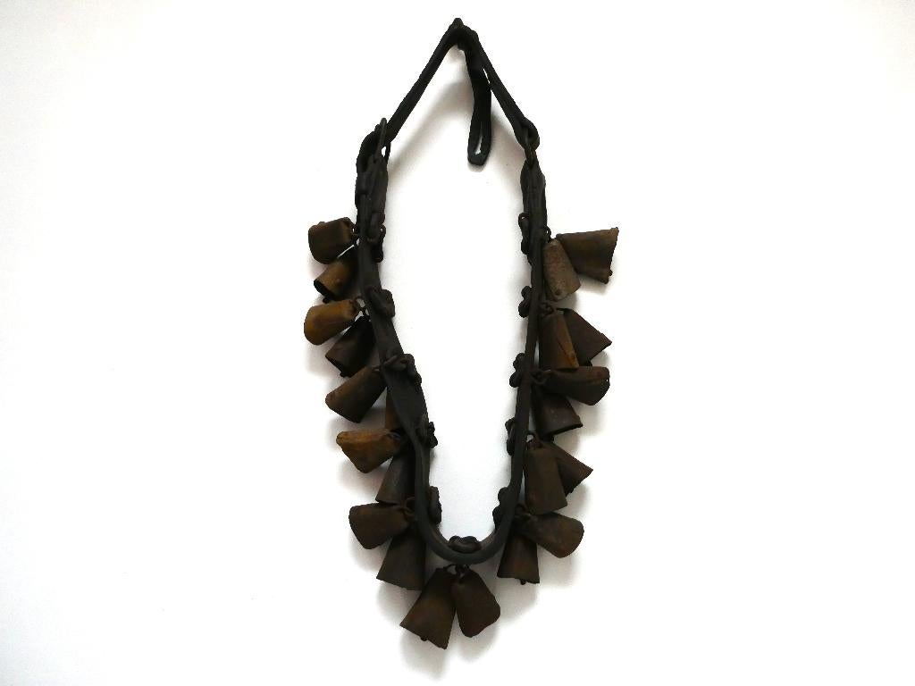 Oude lederen bellenband met 22 bellen met duidelijke klank, Antiek en Kunst, Curiosa en Brocante, Ophalen of Verzenden