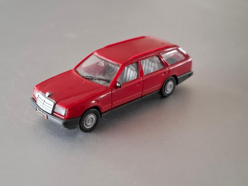 1:87 Mercedes 300 T W124 T124 rood Herpa € 4, Hobby en Vrije tijd, Modelauto's | 1:87, Verzenden, Zo goed als nieuw, Auto, Herpa