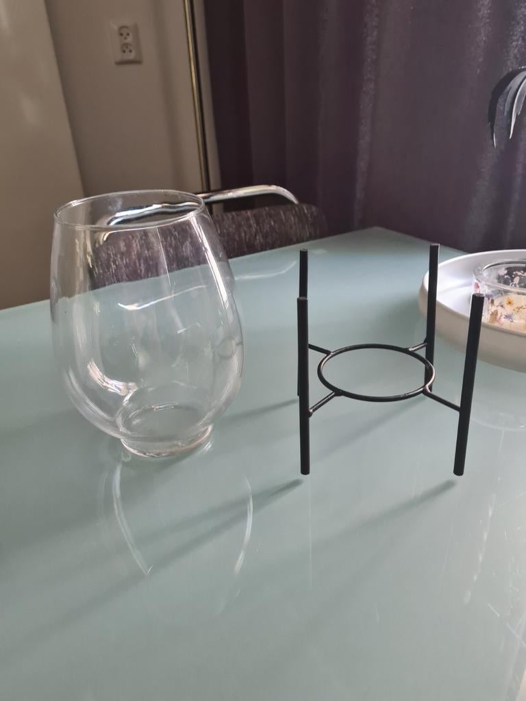 Glazen vaas op zwarte industriële poot, Ophalen, Zwart, Minder dan 50 cm, Glas