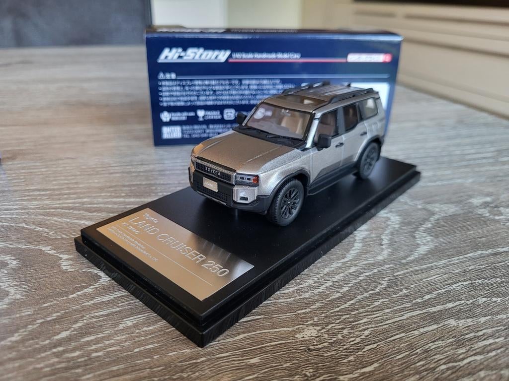 Toyota Landcruiser 250 schaal 1:43 history, Hobby en Vrije tijd, Modelauto's | 1:43, Ophalen of Verzenden, Zo goed als nieuw, Auto