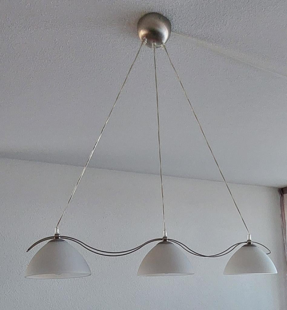 Hanglamp met melk witte kapjes en chrome look frame, Huis en Inrichting, Lampen | Hanglampen, Ophalen of Verzenden, Gebruikt, Glas