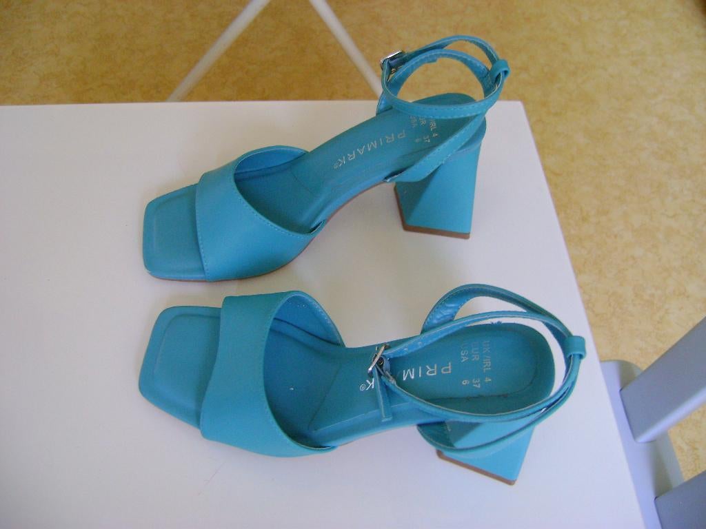 blauwe blok hakken mt 37 helemaal gaaf op foto 5 na, Blauw, Ophalen of Verzenden, Zo goed als nieuw, Schoenen met hoge hakken