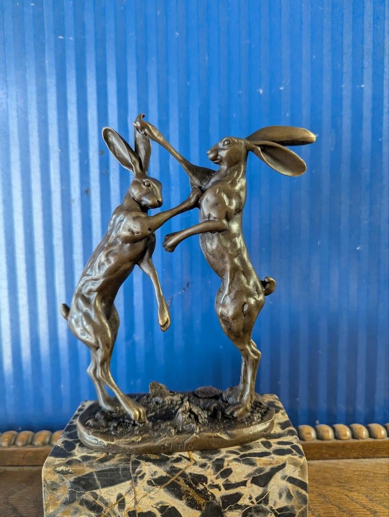Bronzen beeld van vechtende hazen op marmeren voet, Ophalen of Verzenden