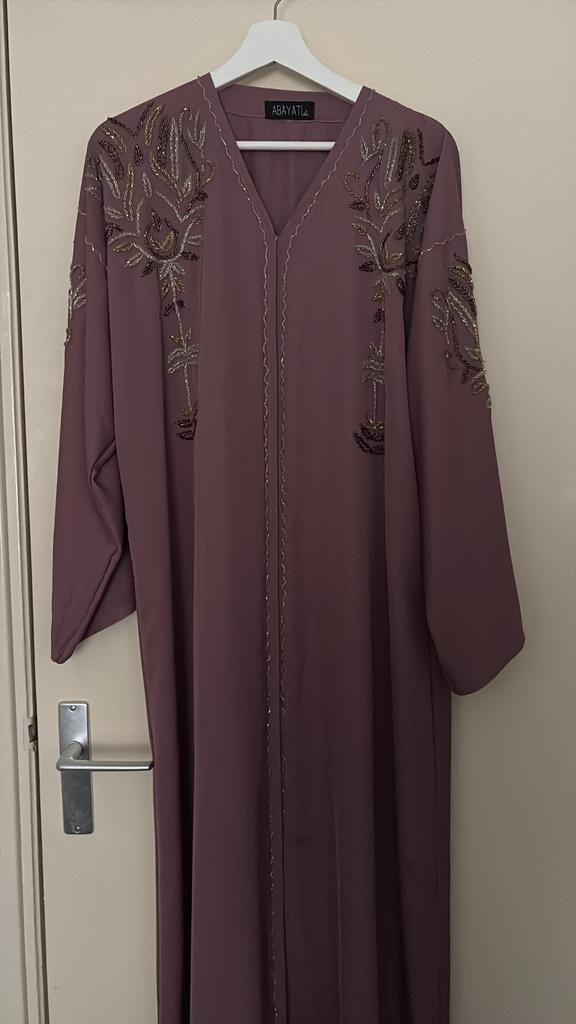 Elegante Dubai Abaya met borduursel, Kleding | Dames, Jurken, Maat 38/40 (M), Paars, Ophalen of Verzenden, Zo goed als nieuw