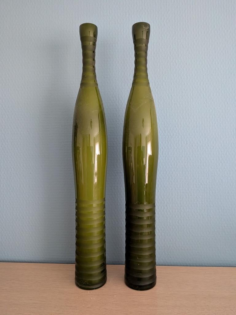 Twee donkergroene vazen van glas, Huis en Inrichting, Woonaccessoires | Vazen, Ophalen, Rood, Glas, Minder dan 50 cm