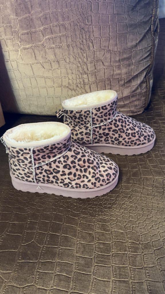 Leopardprint UGG-stijl laarzen - Maat 36, Ophalen of Verzenden, Gedragen, Bruin, Lage of Enkellaarzen