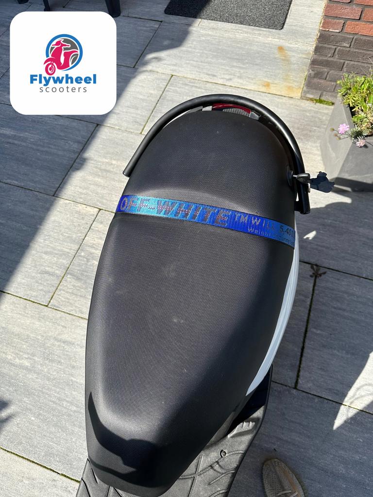 Off-White zadelriemen, Fietsen en Brommers, Brommeronderdelen | Scooters, Verzenden, Zo goed als nieuw, Zadel, Piaggio