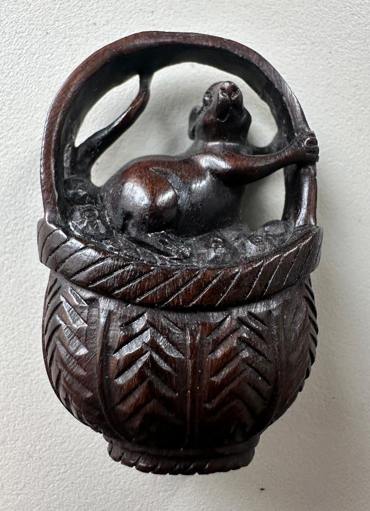 Ironwood Netsuke van een muis in mand late Meiji periode, Ophalen of Verzenden