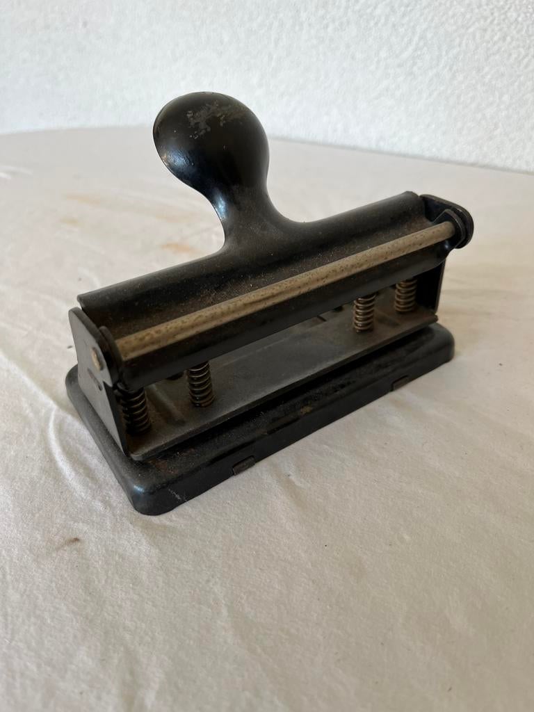 Oude Antieke Vintage Zwarte Gietijzeren Perforator, Ophalen of Verzenden